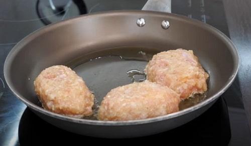 Куриные котлеты в духовке с сыром. Куриные котлеты с сыром внутри в духовке – лучший рецепт