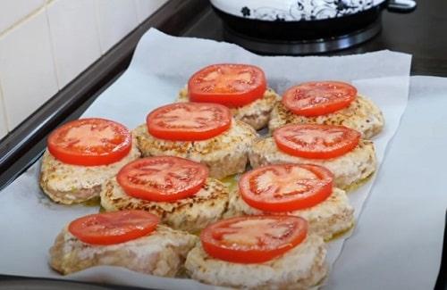 Куриные котлеты в духовке с сыром. Куриные котлеты с сыром внутри в духовке – лучший рецепт