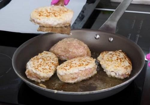 Куриные котлеты в духовке с сыром. Куриные котлеты с сыром внутри в духовке – лучший рецепт