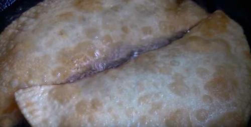 Как приготовить идеальные домашние чебуреки. Самые удачные рецепты домашних чебуреков. Сочные и хрустящие, как в чебуречной!