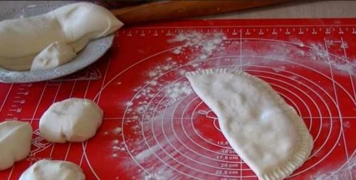 Как приготовить идеальные домашние чебуреки. Самые удачные рецепты домашних чебуреков. Сочные и хрустящие, как в чебуречной!