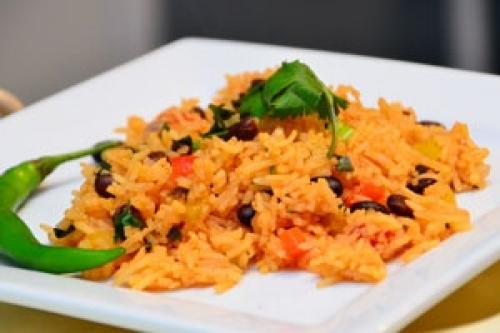 Рис с консервированной фасолью и овощами в томатном соусе. Рис по-мексикански с фасолью