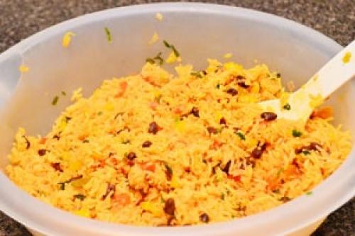 Рис с консервированной фасолью и овощами в томатном соусе. Рис по-мексикански с фасолью