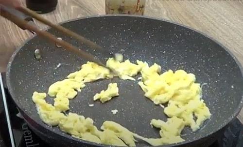Рис с помидорами и яйцом. Рис с яйцом по-китайски, жареный на сковороде – рецепт