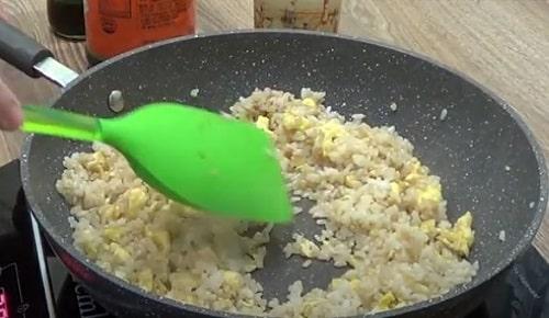 Рис с помидорами и яйцом. Рис с яйцом по-китайски, жареный на сковороде – рецепт