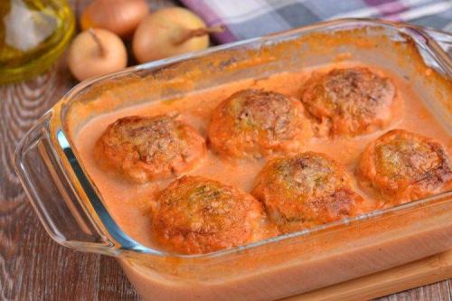 Тефтели в духовке на противне. Тефтели с подливкой в духовке: 10 вкуснейших рецептов