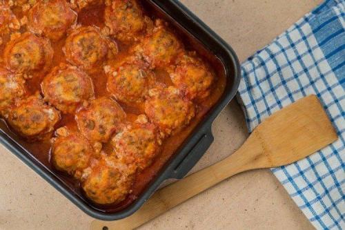 Тефтели в духовке на противне. Тефтели с подливкой в духовке: 10 вкуснейших рецептов