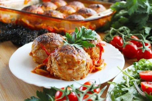 Тефтели в духовке на противне. Тефтели с подливкой в духовке: 10 вкуснейших рецептов