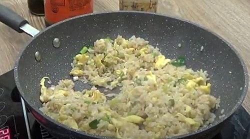 Рис с помидорами и яйцом. Рис с яйцом по-китайски, жареный на сковороде – рецепт