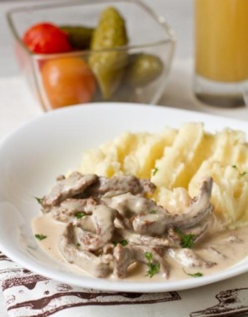 Бефстроганов из курицы с пюре. Бефстроганов с пюре