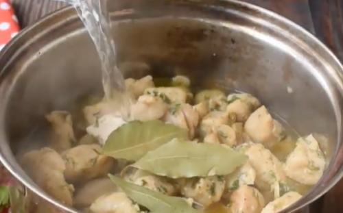 Как долго готовится картофельное пюре с гуляшом из куриной грудки. Гуляш из курицы c подливкой