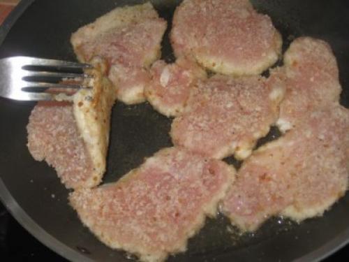 Как готовить куриное филе в сухарях с картофельным пюре.