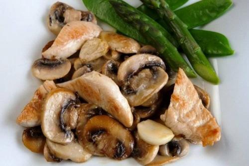 Как правильно запекать курицу с грибами