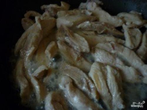 Картофельное пюре с гуляшом из куриной грудки. Гуляш из куриной грудки