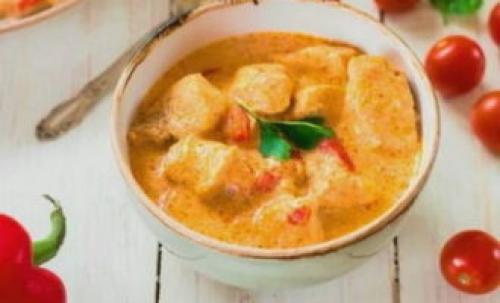 Можно ли приготовить картофельное пюре с гуляшом из куриной грудки на сковороде. Гуляш из курицы с подливкой из томатной пасты и муки