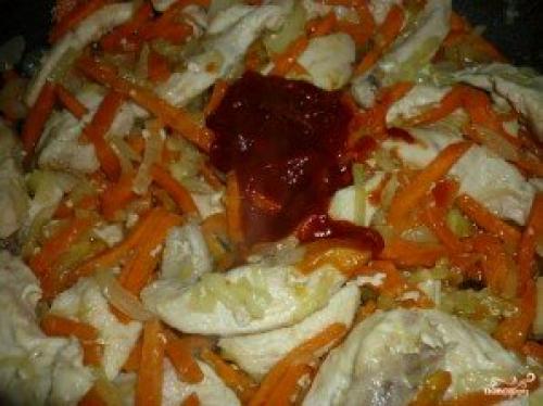 Картофельное пюре с гуляшом из куриной грудки. Гуляш из куриной грудки