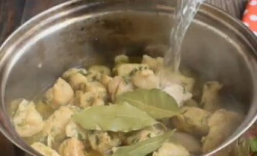 Можно ли приготовить картофельное пюре с гуляшом из куриной грудки на сковороде. Гуляш из курицы с подливкой из томатной пасты и муки