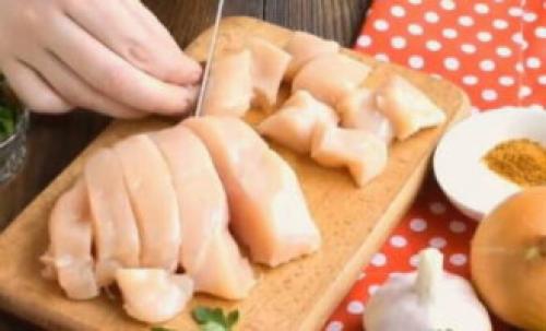 Можно ли приготовить картофельное пюре с гуляшом из куриной грудки на сковороде. Гуляш из курицы с подливкой из томатной пасты и муки