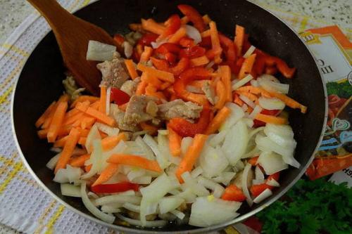 Рис с овощами и курицей на сковородке. Как приготовить рис с курицей и овощами на сковороде?