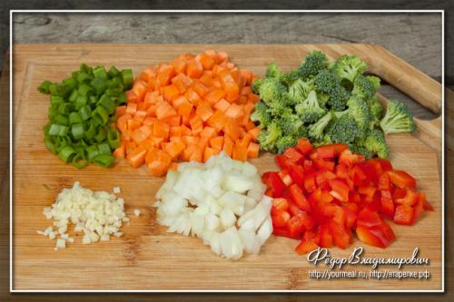 Рис с курицей яйцом и овощами.