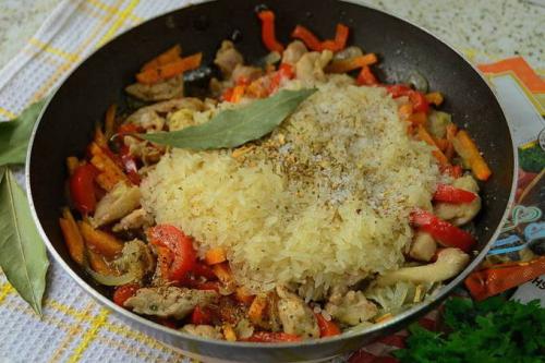 Рис с овощами и курицей на сковородке. Как приготовить рис с курицей и овощами на сковороде?