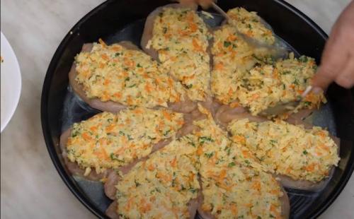 Завтрак на вынос: куриные отбивные под шубой из картофельного пюре 01 Завтрак на вынос: куриные отбивные под шубой из картофельного пюре 01