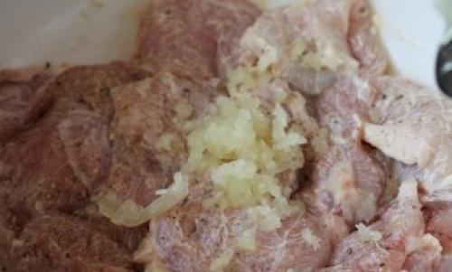 Какие ингредиенты нужны для приготовления куриных отбивных под шубой из картофельного пюре. Куриные отбивные под шубой