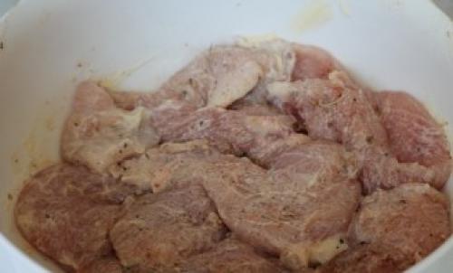 Какие ингредиенты нужны для приготовления куриных отбивных под шубой из картофельного пюре. Куриные отбивные под шубой