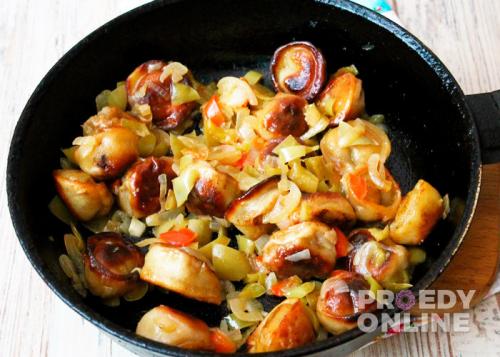 Рецепт жареных пельменей с луком на сковороде