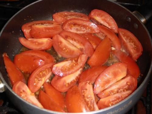 Жареные пельмени с помидорами и сыром и сметаной. Сытное домашнее блюдо: пельмени с помидорами и сыром на сковороде