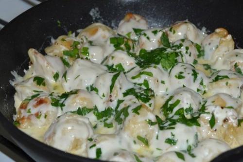 Жареные пельмени с луком и сыром. Жареные пельмени на сковороде: 20 очень вкусных рецептов