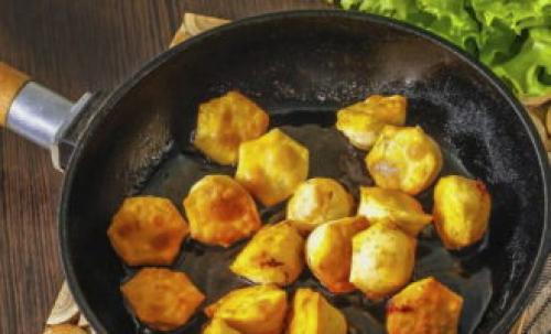 Жареные пельмени с луком и помидорами. Жареные пельмени – 10 пошаговых рецептов на сковороде