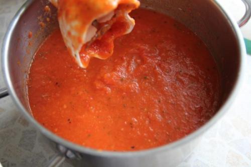 Жареные пельмени с помидорами и сыром и сметаной. Сытное домашнее блюдо: пельмени с помидорами и сыром на сковороде