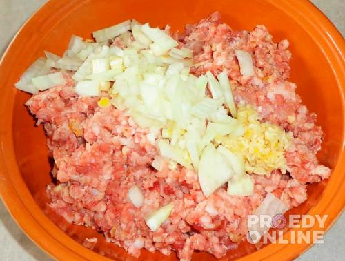 Рецепт жареных пельменей с луком на сковороде