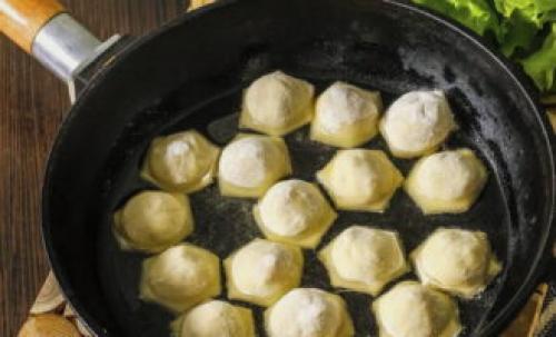 Жареные пельмени с луком и помидорами. Жареные пельмени – 10 пошаговых рецептов на сковороде
