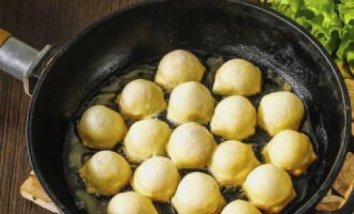 Жареные пельмени с луком и помидорами. Жареные пельмени – 10 пошаговых рецептов на сковороде