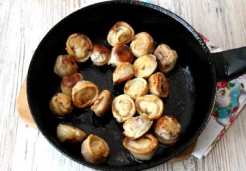 Рецепт жареных пельменей с луком на сковороде