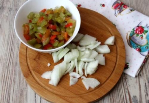 Рецепт жареных пельменей с луком на сковороде