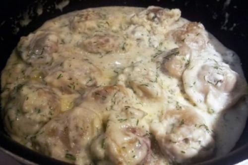 Жареные пельмени в сметане. Жареные пельмени в сметанном соусе