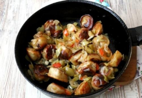 Рецепт жареных пельменей с луком на сковороде