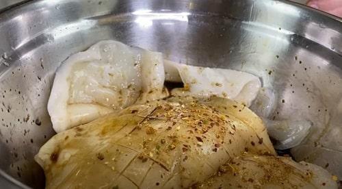 Кальмары фаршированные сыром и чесноком в духовке. Фаршированные кальмары, запеченные в духовке — самые вкусные рецепты