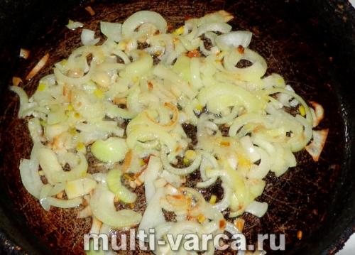 Тушеные пельмени с луком. Пельмени, тушеные с овощами в сметане 03