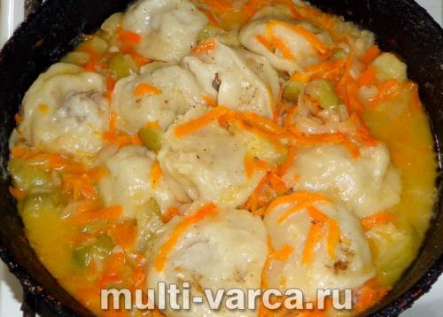 Тушеные пельмени с луком. Пельмени, тушеные с овощами в сметане 09