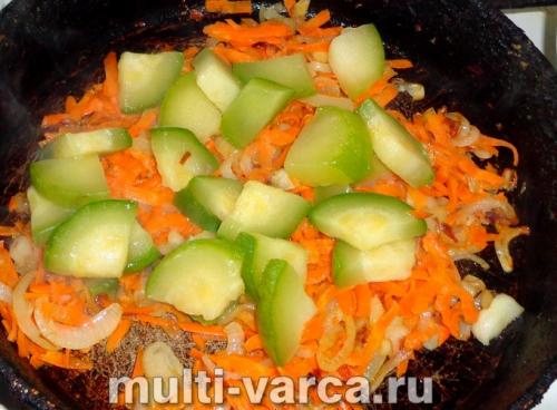 Тушеные пельмени с луком. Пельмени, тушеные с овощами в сметане 04