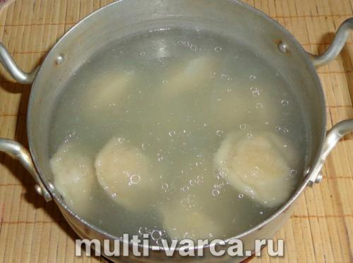 Тушеные пельмени с луком. Пельмени, тушеные с овощами в сметане 05