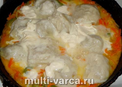 Тушеные пельмени с луком. Пельмени, тушеные с овощами в сметане 07