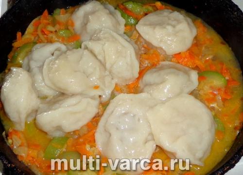 Тушеные пельмени с луком. Пельмени, тушеные с овощами в сметане 06