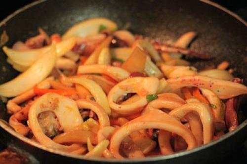 Кальмары с грибами и луком. Жареные кальмары с грибами