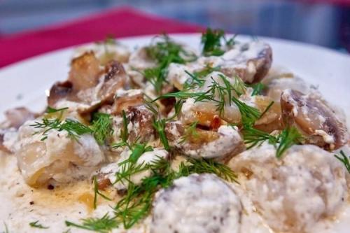 Пельмени на сковороде с помидорами и сыром и сметаной. Жареные пельмени на сковороде: 20 очень вкусных рецептов