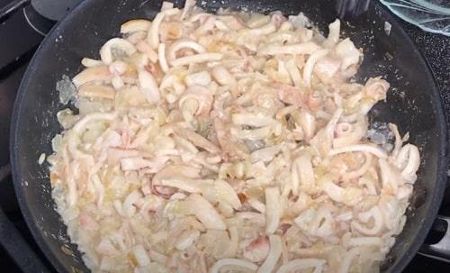 Кальмары в сметане с сыром. Кальмары в сметане — лучшие рецепты тушения в соусе на сковороде, в духовке